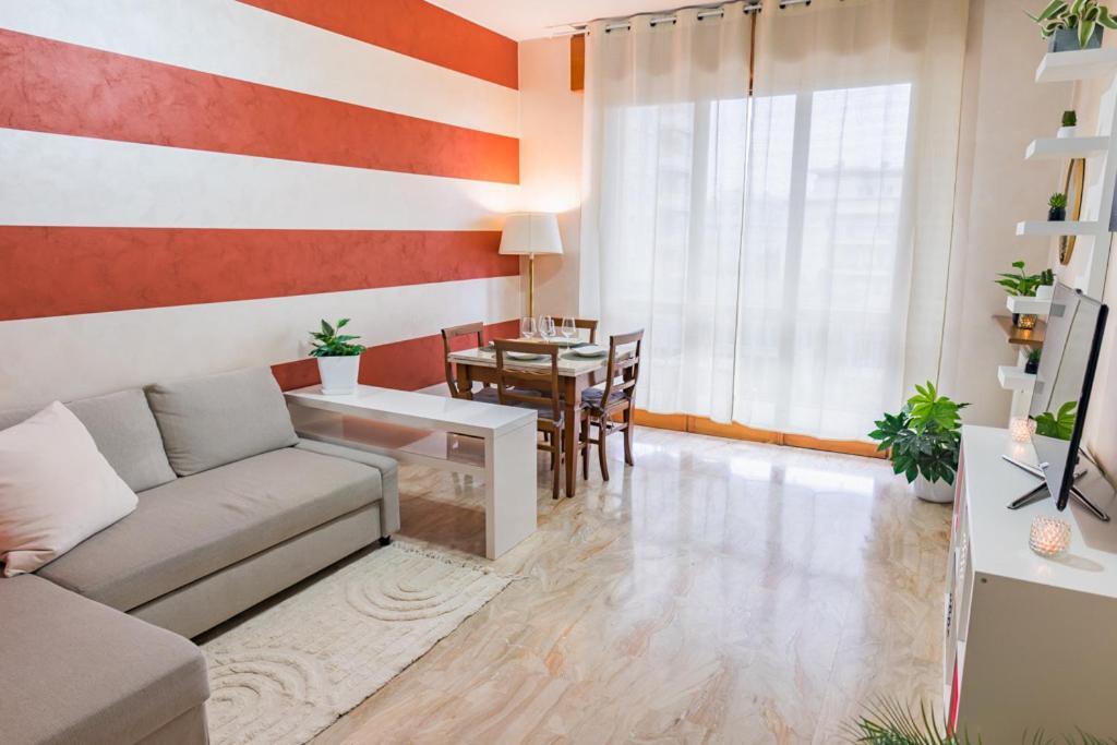 Elegant In Center Apartment