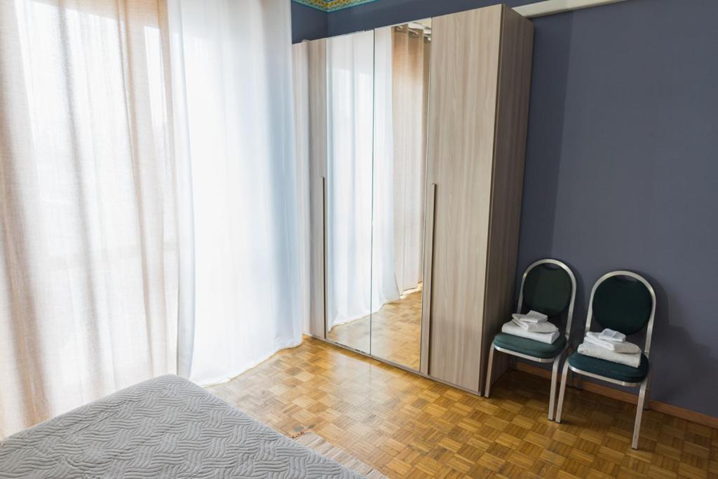 Elegant In Center Apartment *